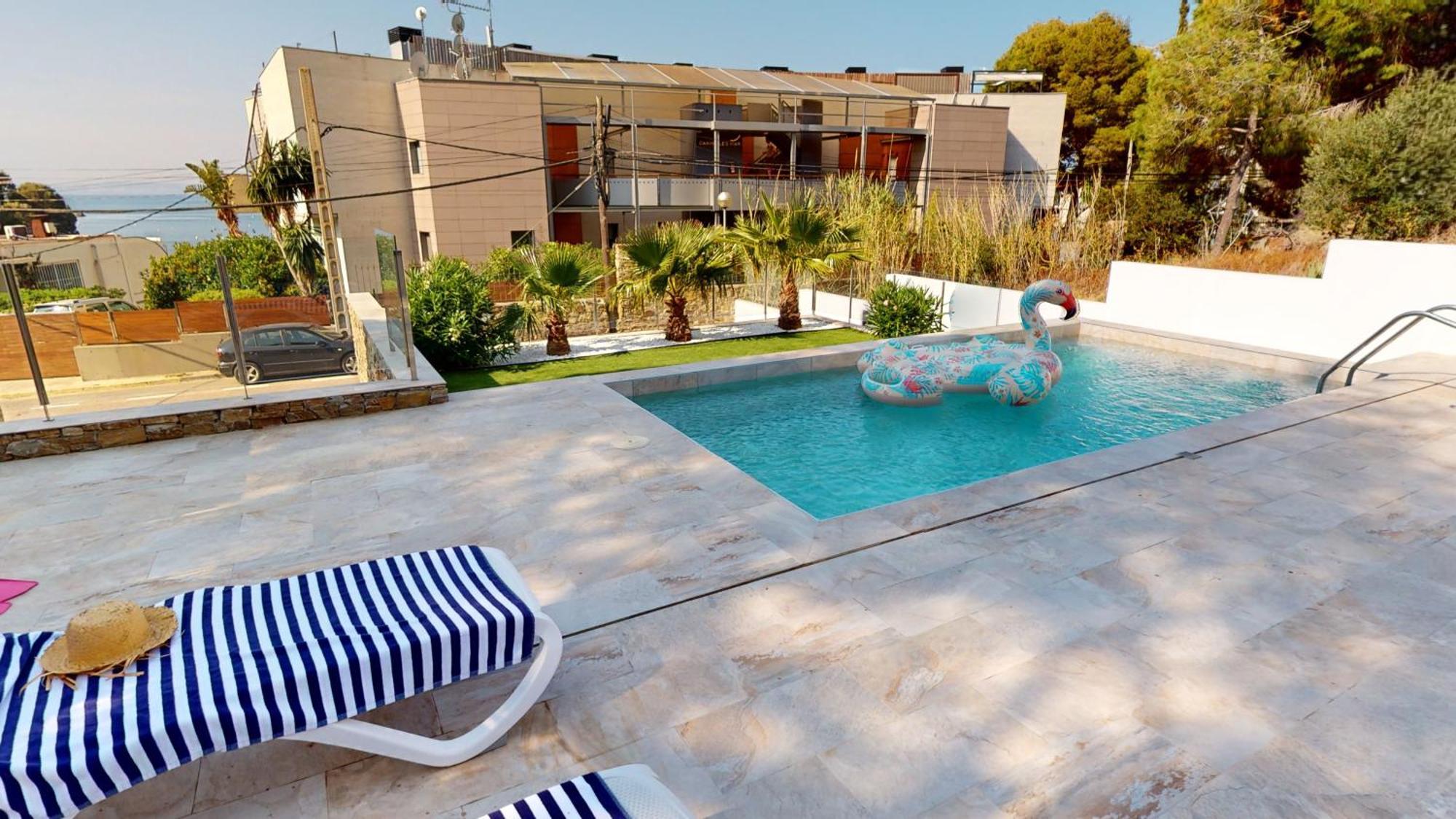 Maison, Piscine, Plage, Commerce Restaurant *